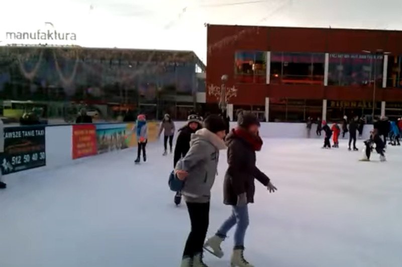 Lodowisko w łódzkiej Manufakturze.