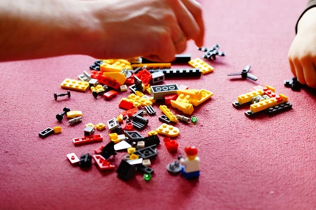 [url=http://pixabay.com/pl/lego-kompilacja-bloki-zabawki-708086/]Pixabay[/url] / [url=http://pixabay.com/pl/service/terms/#download_terms]CC O[/url] Klocki mogą skutecznie odciągnąć od wielu czynności