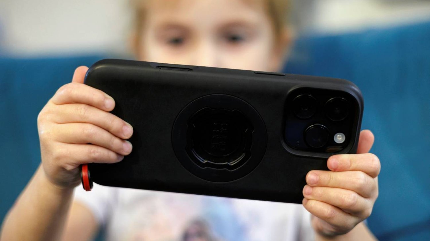 dziecko ze smartfonem w rękach