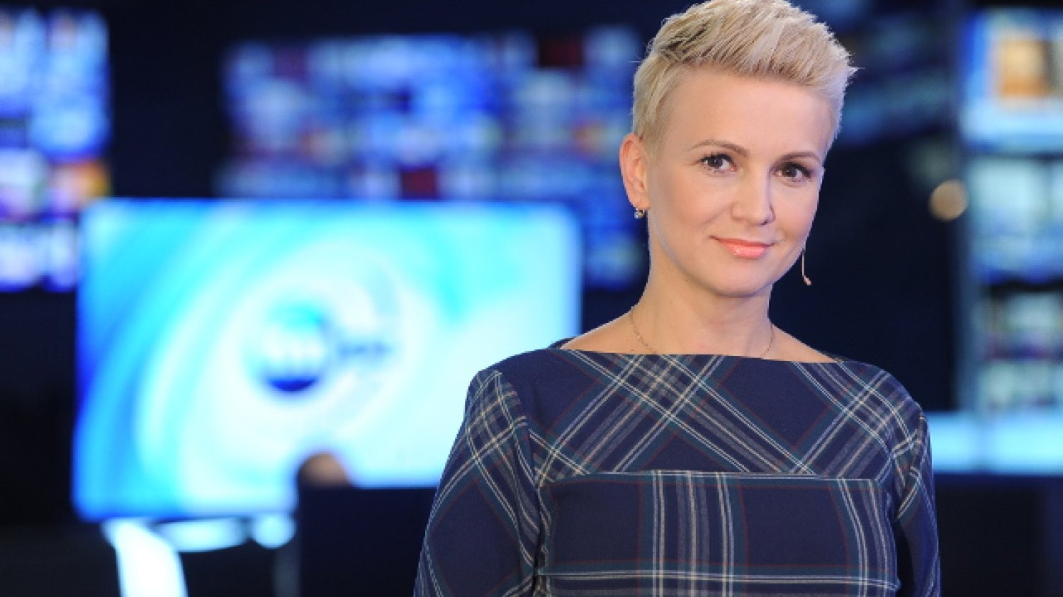 Marta Kuligowska, mama siedmioletnich bliźniąt, Heleny i Franka. Dziennikarka TVN 24. Przygotowuje i prowadzi serwisy poranne. Ponieważ nie mogła znaleźć odpowiedniego dla siebie poradnika macierzyńskiego, napisała własny.