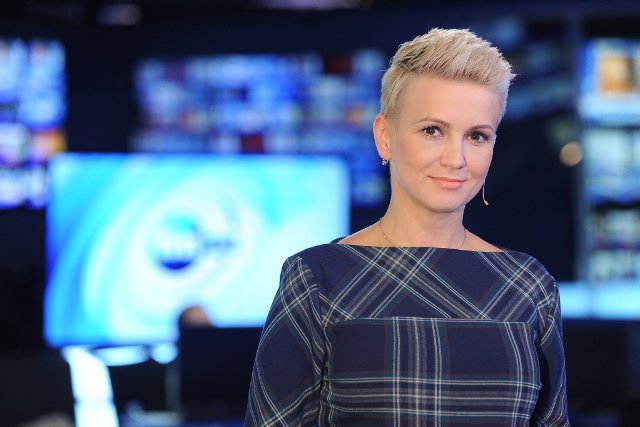 Marta Kuligowska, mama siedmioletnich bliźniąt, Heleny i Franka. Dziennikarka TVN 24. Przygotowuje i prowadzi serwisy poranne. Ponieważ nie mogła znaleźć odpowiedniego dla siebie poradnika macierzyńskiego, napisała własny.