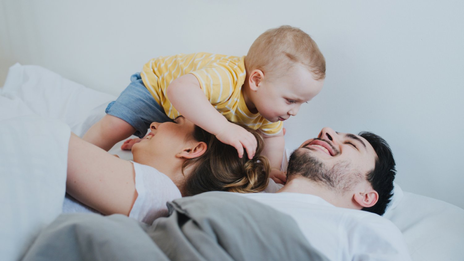 co-sleeping, spanie z dzieckiem, rodzicielstwo, niemowlę