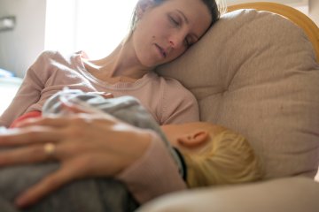 niania śpi podczas drzemki dziecka