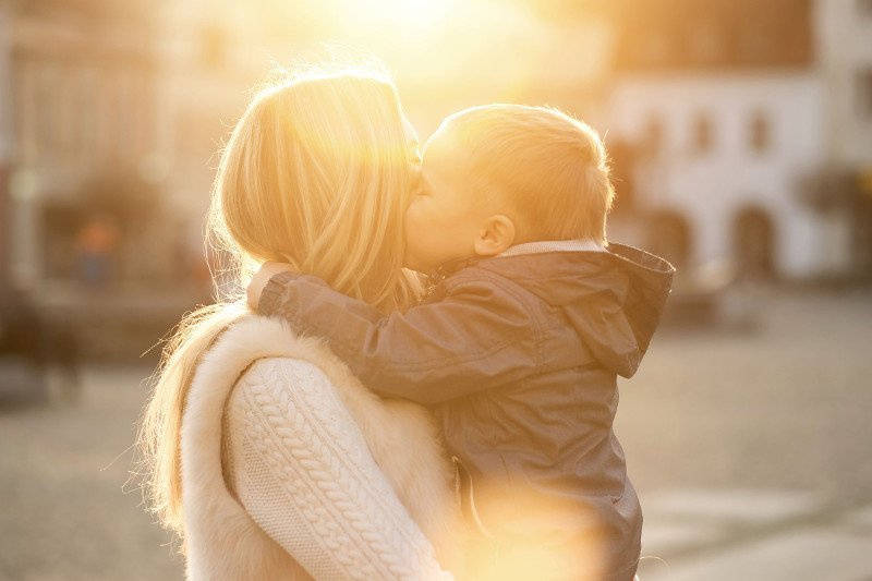 Dziecko mówi wierszyki na Dzień Mamy