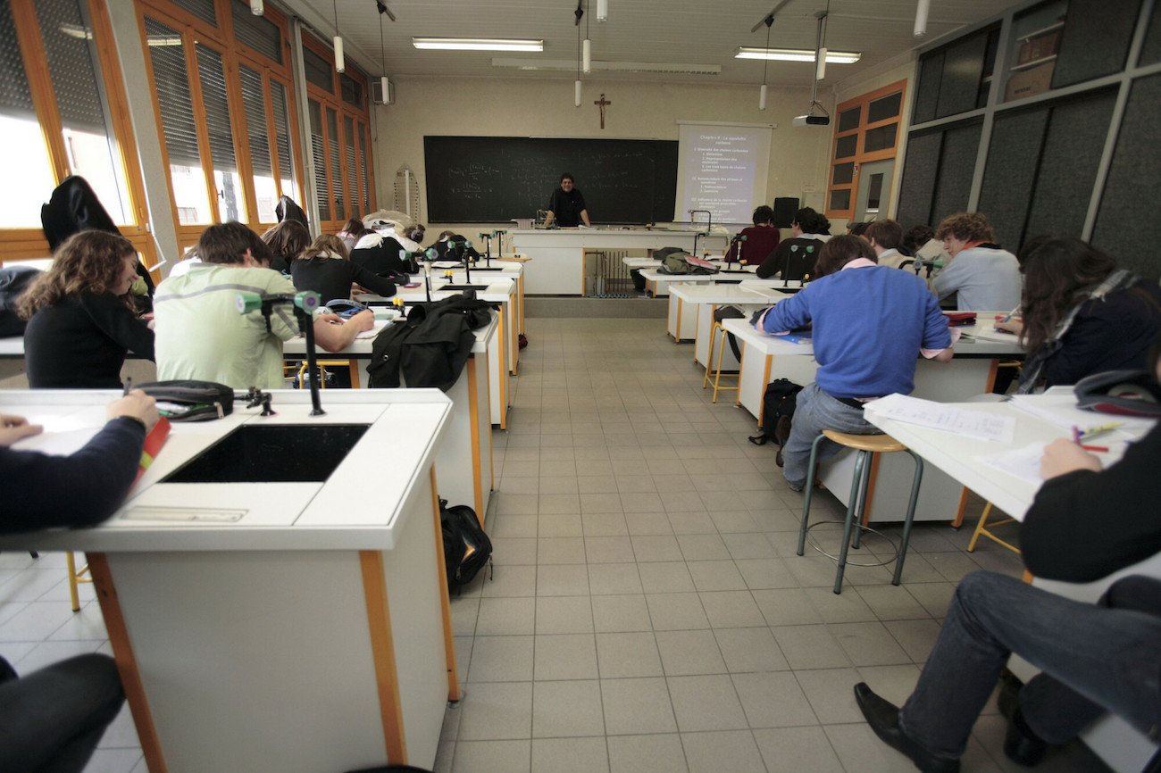 Nauczycielka: "Zasady obowiązują tylko niektórych". Bransoletka z wakacji smutnym dowodem