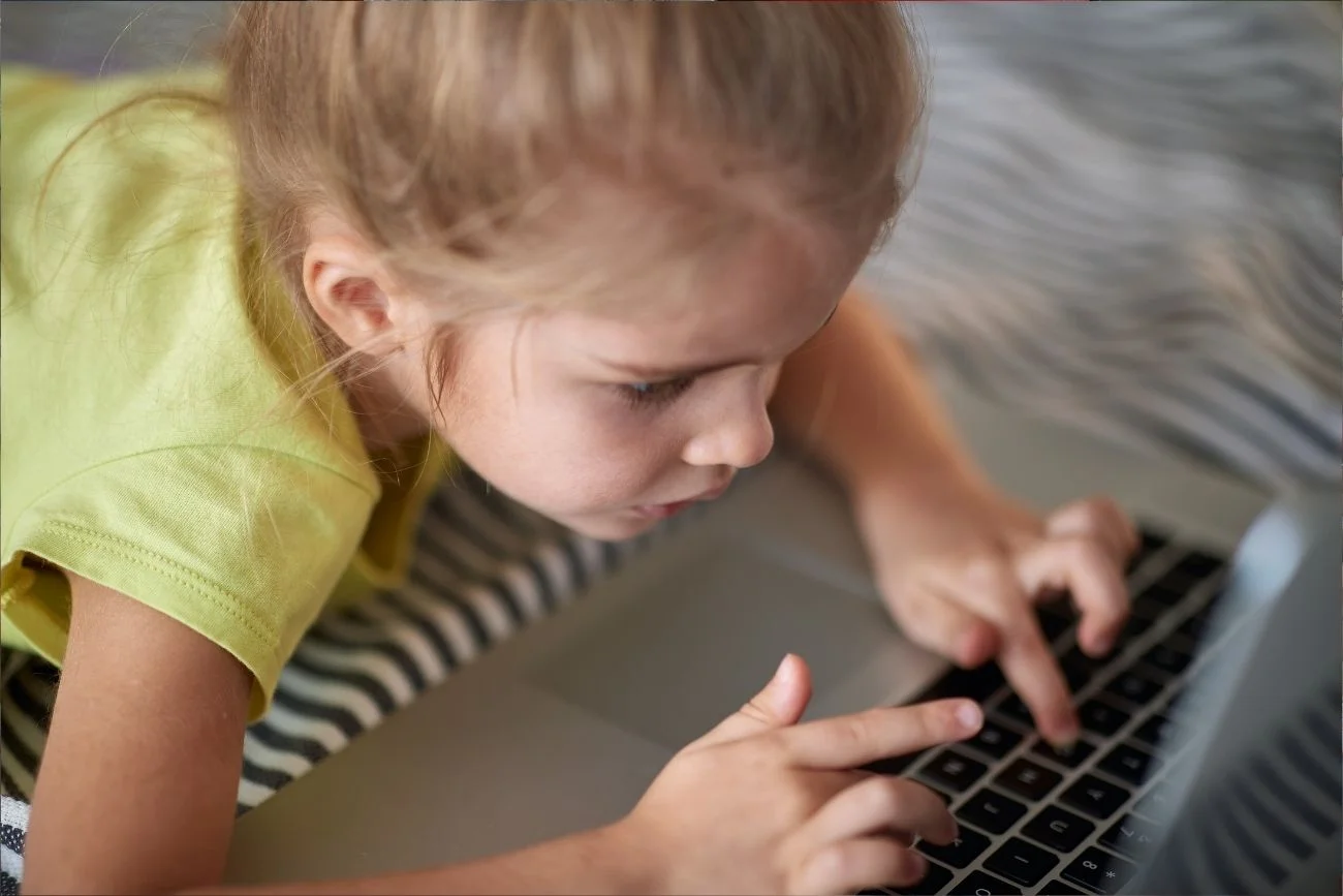 Dziecko uczy się przez internet.