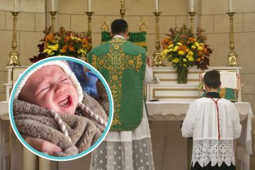 Niemowlak płacze w kościele na mszy świętej.