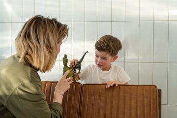samotna mama opiekująca się dzieckiem
