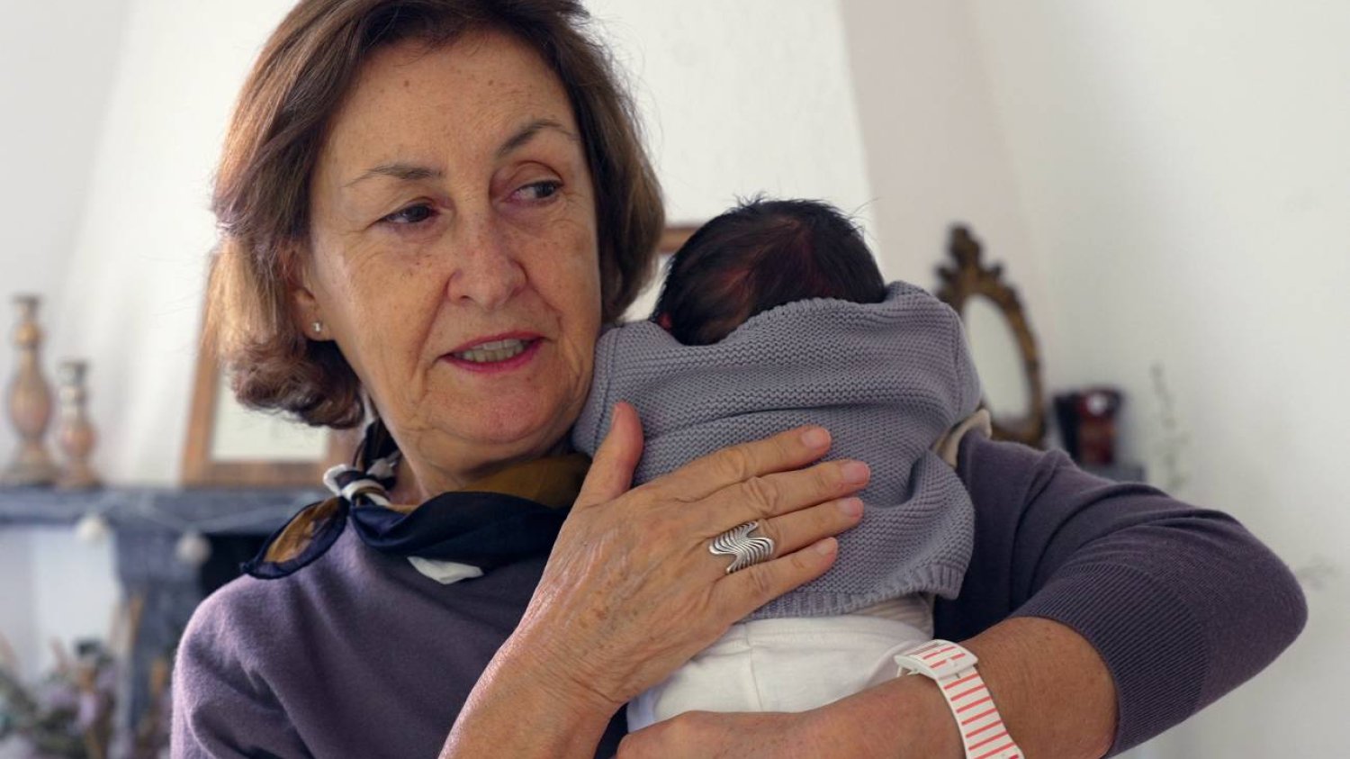 babcia zajmuje się niemowlakiem babcia zajmuje się niemowlakiem