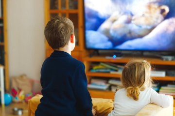 Dzieci oglądające telewizję