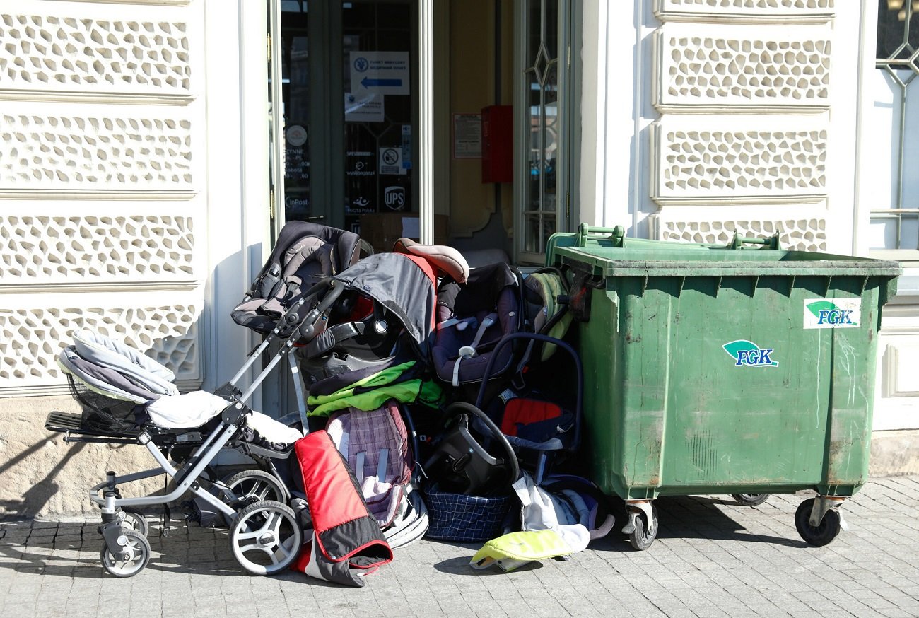 rzeczy dla dziecka na śmietniku