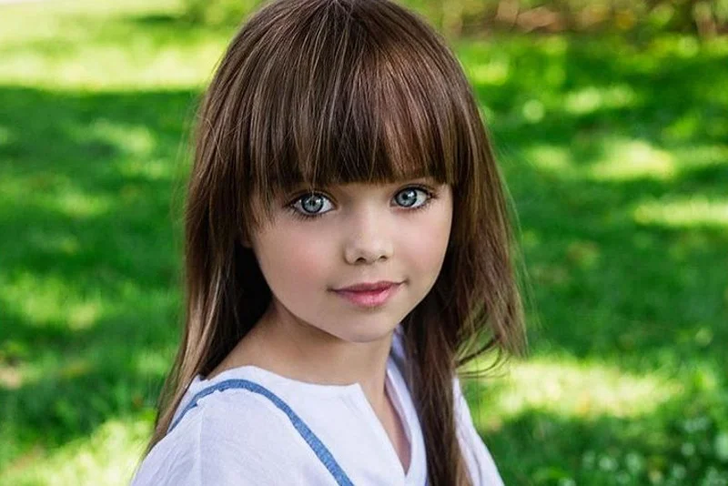 Anna Knyazeva obecnie ma 7 lat. W 2017 roku okrzyknięto ją najładniejszą dziewczynką