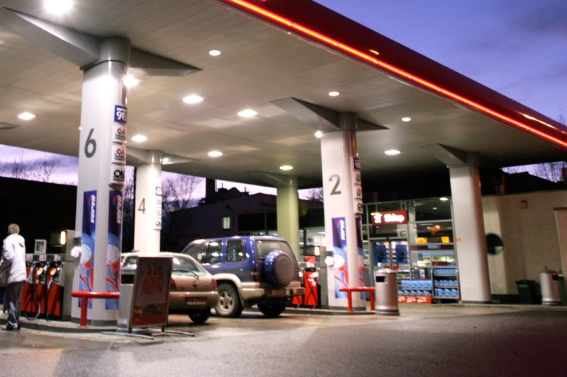 Rodzice zosatwili dziecko na stacji benzynowej