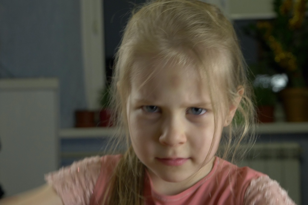 "Mamo, nie wyrzucaj tego!" Oto, dlaczego dzieci przywiązują się do starych zabawek i "śmieci"