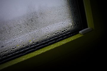 Co może powodować skraplająca się woda na oknie?
