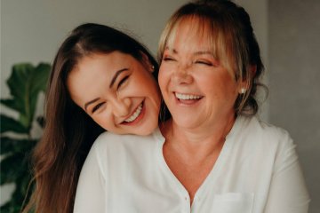 Mama z dorosłą córką obchodzi Dzień Dziecka.