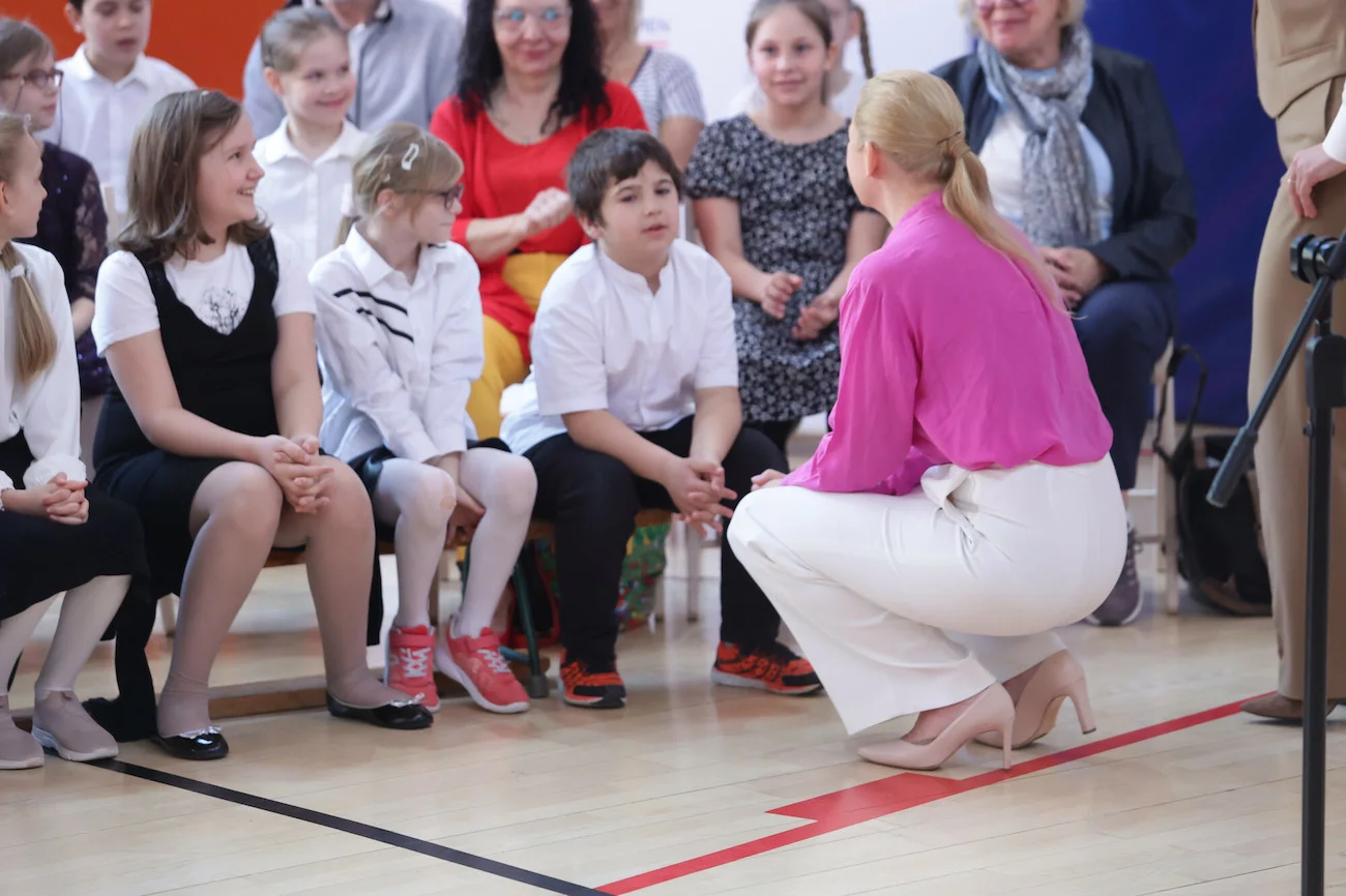 Ministra edukacji Barbara Nowacka z uczniami Szkoły Podstawowej nr 26 w Warszawie