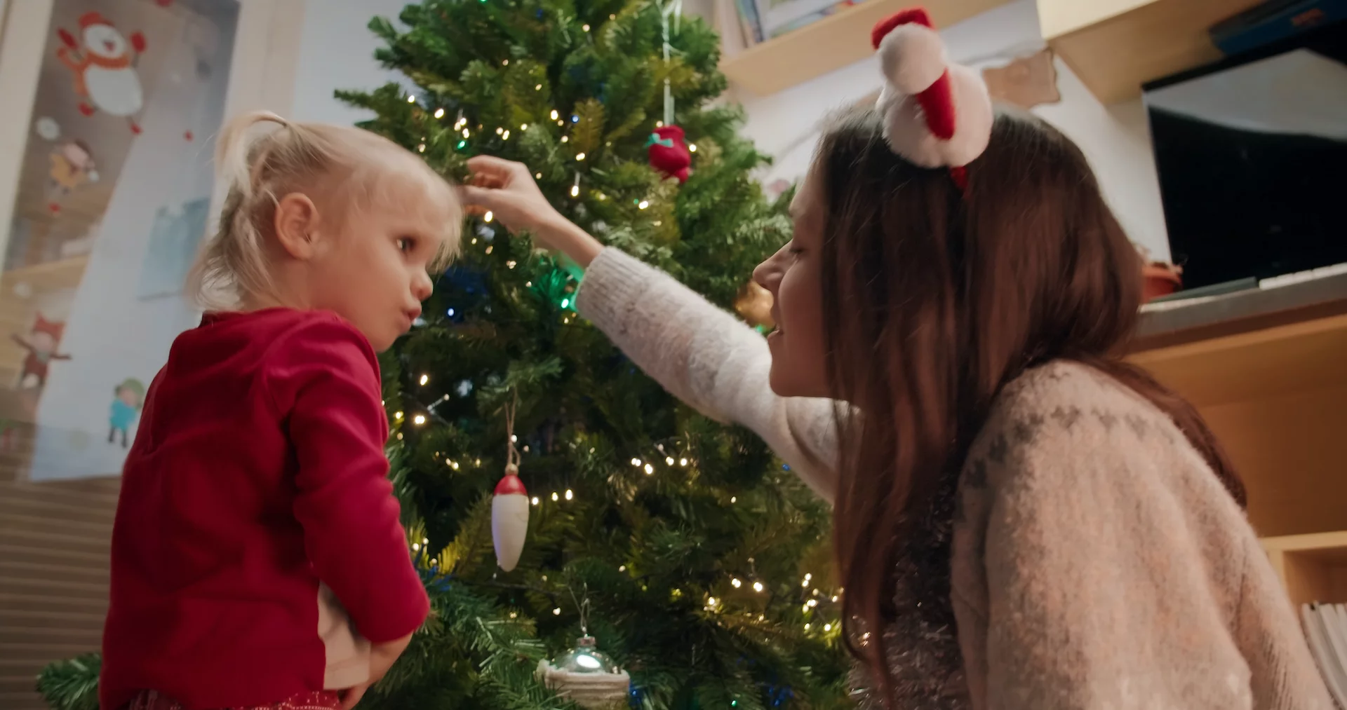 Mama ubiera choinkę. Parodia, która pokazuje całą prawdę o nas