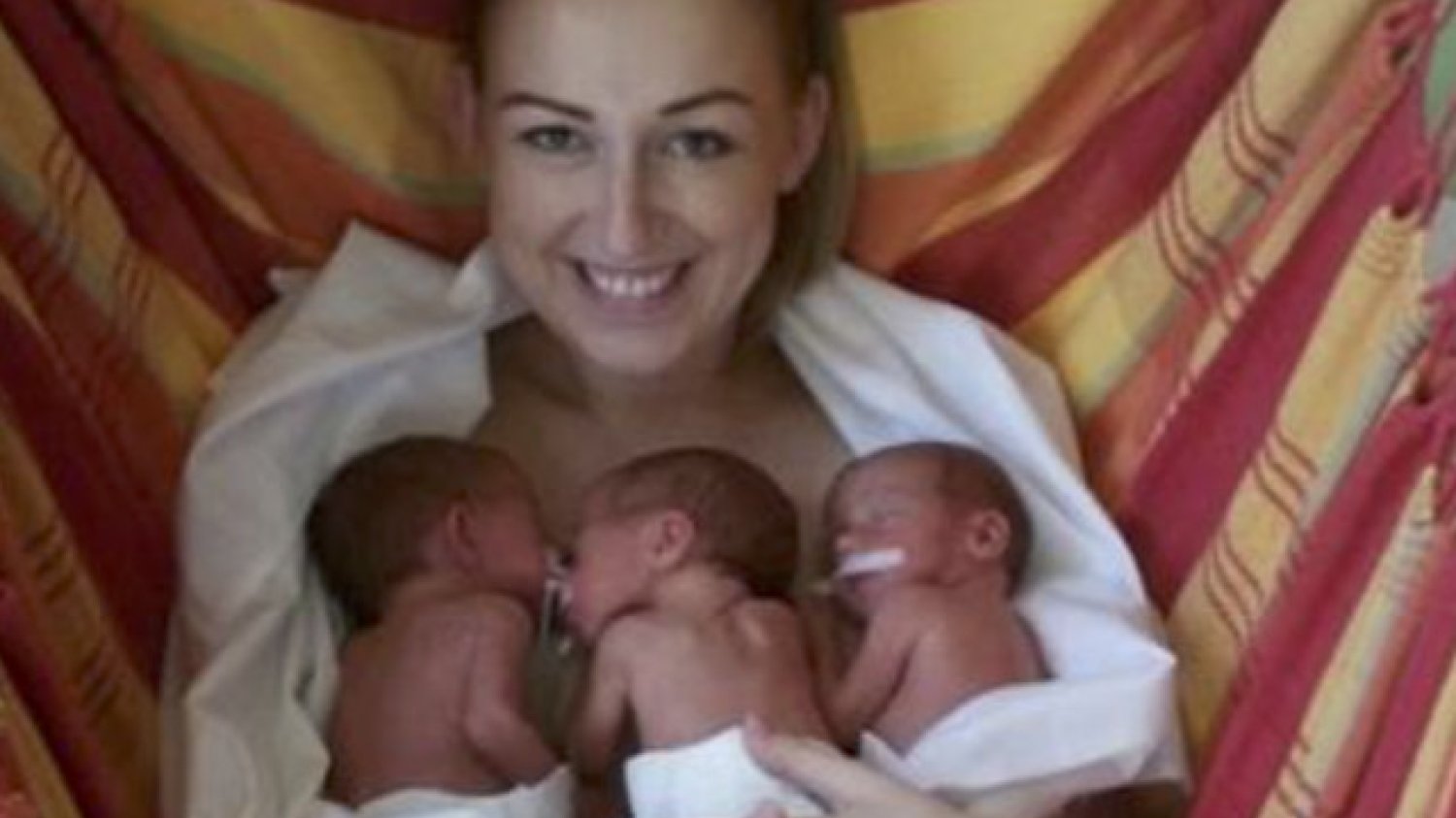 Szczęśliwa mama i jej córeczki. Z jednym niemowlęciem bywa naprawdę ciężko, a co dopiero z trójką?