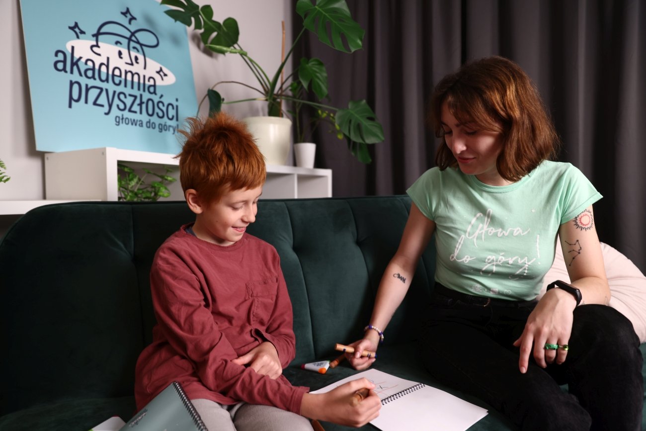 "Szkoła bez doła" to organizowana przez Akademią Przyszłości i TK Maxx kampania charytatywna skierowana do uczniów szkoły podstawowej. Kolejna edycja programu ma składać się z 4 bezpłatnych warsztatów online.