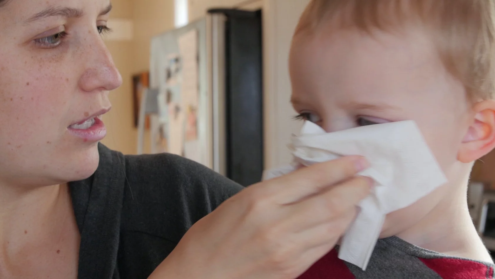 Mama próbuje oczyścić nos dziecka