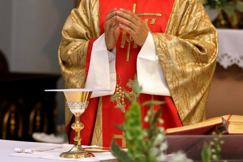 Ksiądz miał molestować dziewczynkę podczas lekcji religii. Prokuratura odmówiła wszczęcia śledztwa