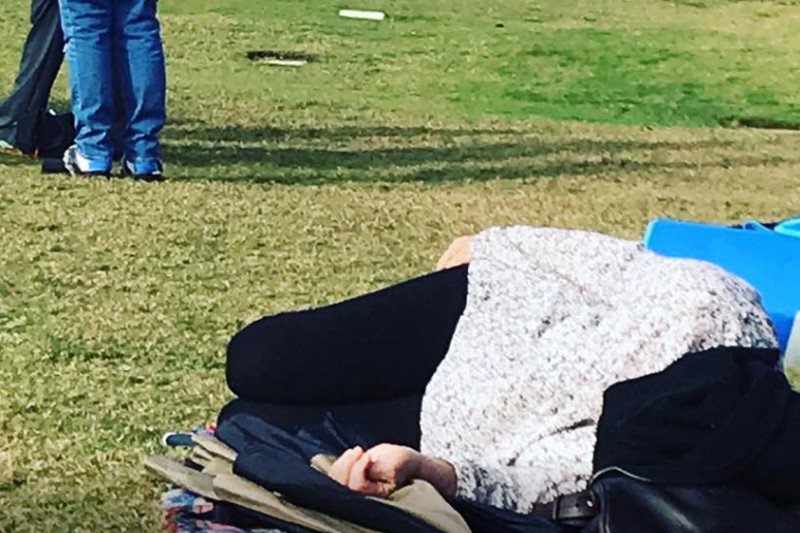 Zmęczona matka zasnęła na meczu piłki nożnej. Stała się ikoną współczesnych matek.