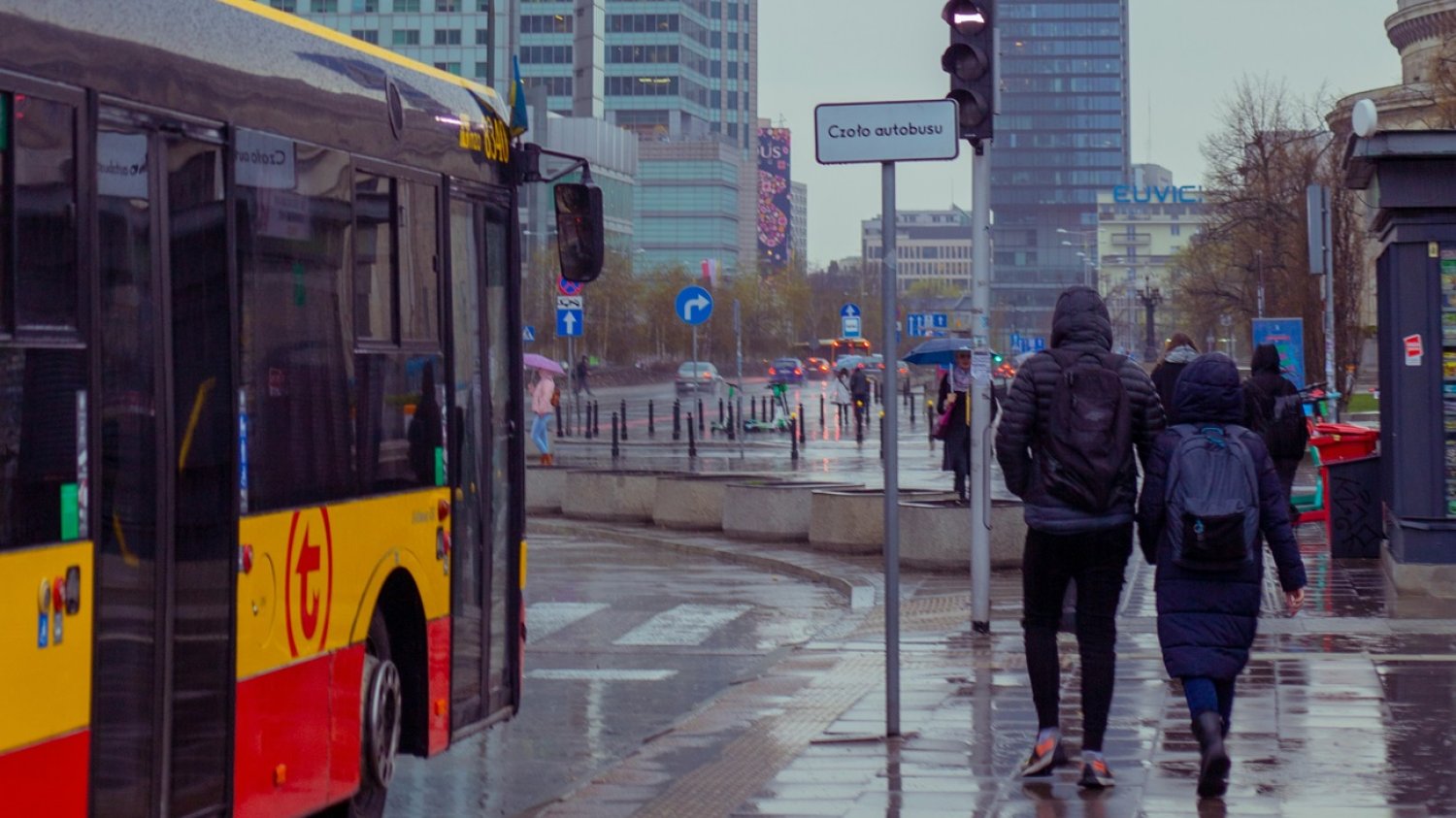autobus na przystanku