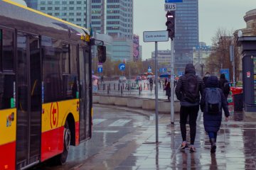autobus na przystanku