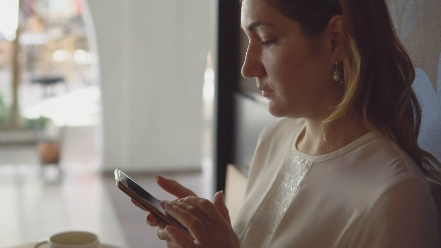Mama sprawdza w telefonie aplikację e-dziennika.