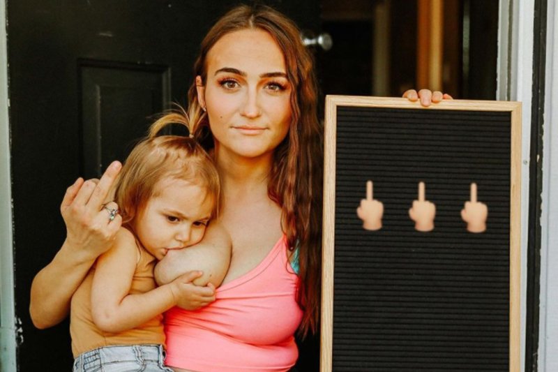 Jenny Tamas na Instagramie normalizuje karmienie piersią