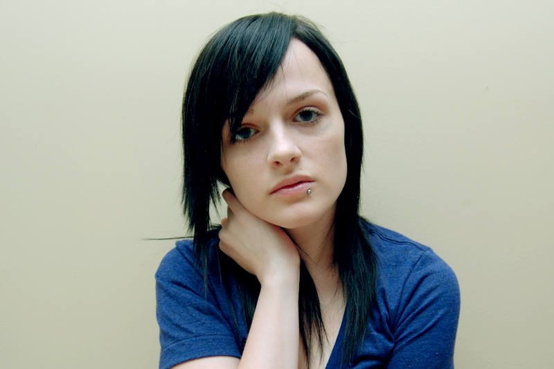 Ciemne włosy o jednolitym kolorze wyglądają naturalnie u Azjatek. U Polek taki kolor może sprawić, że twarz będzie wyglądać poważnie i ponuro