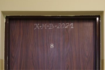 drzwi z literami K+M+B po kolędzie