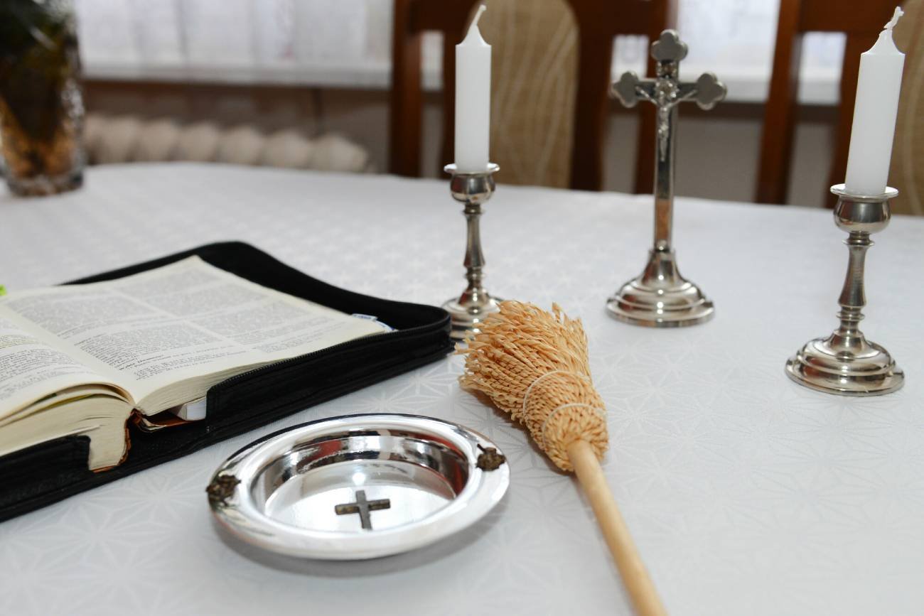 Ksiądz i syn podczas kolędy zawstydzili mnie. Poczułam się jak hipokrytka