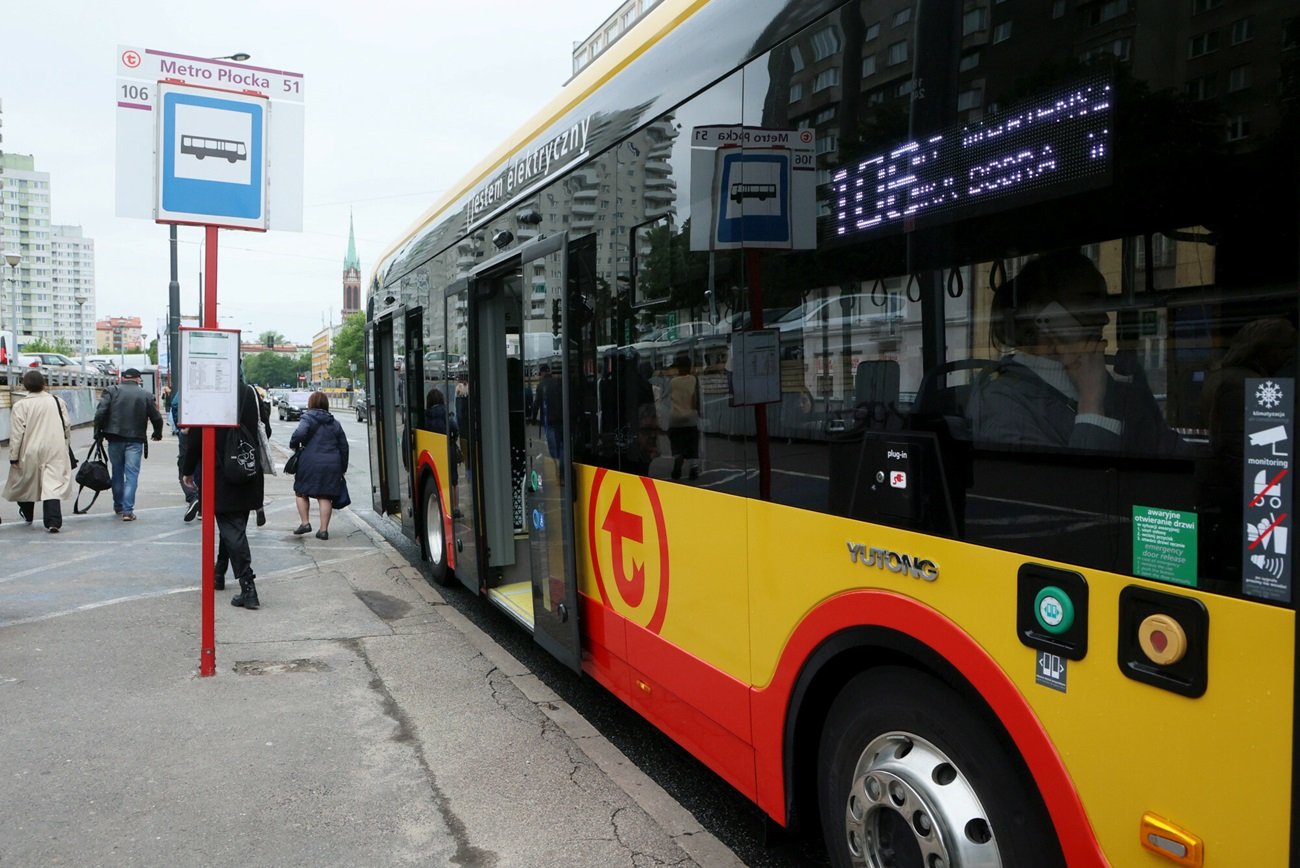 mama z dzieckiem w autobusie