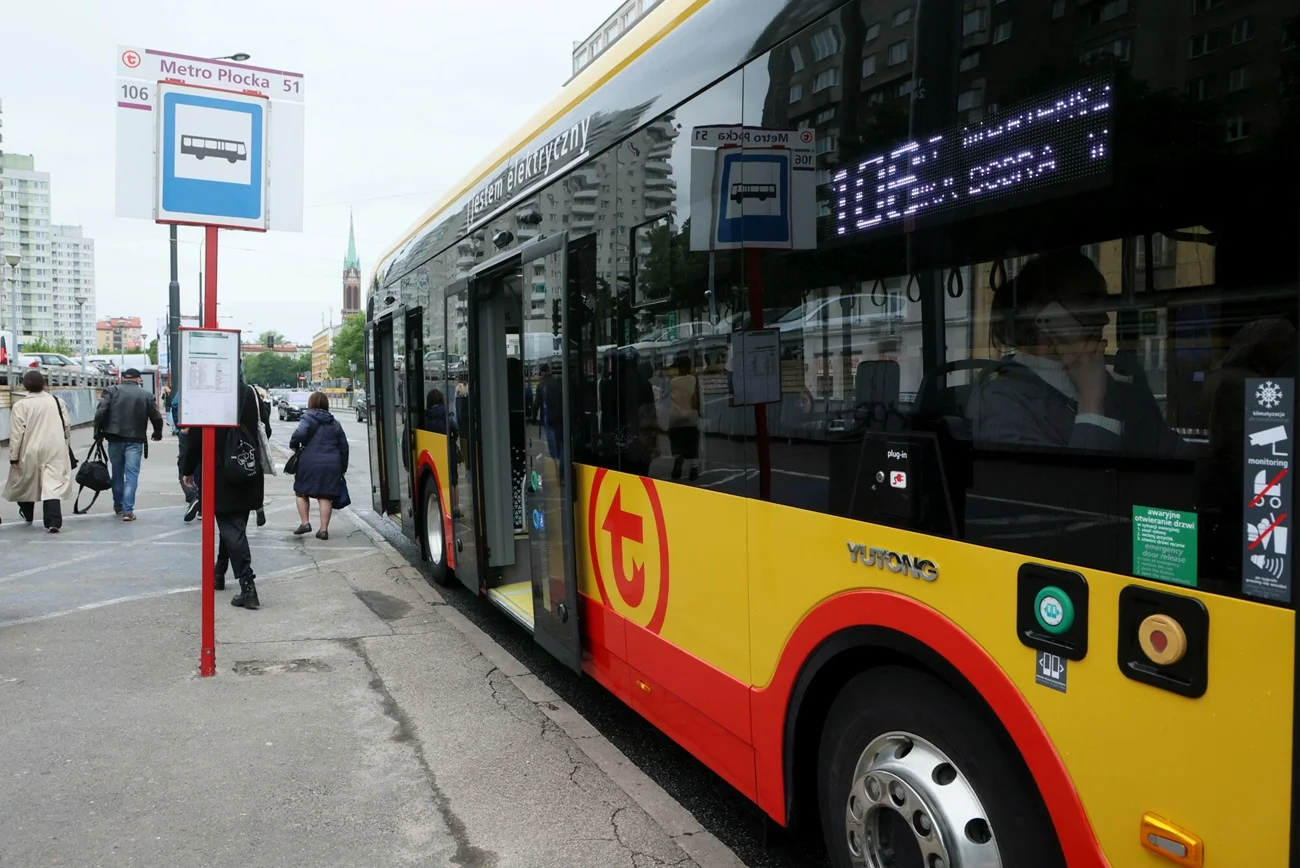 mama z dzieckiem w autobusie
