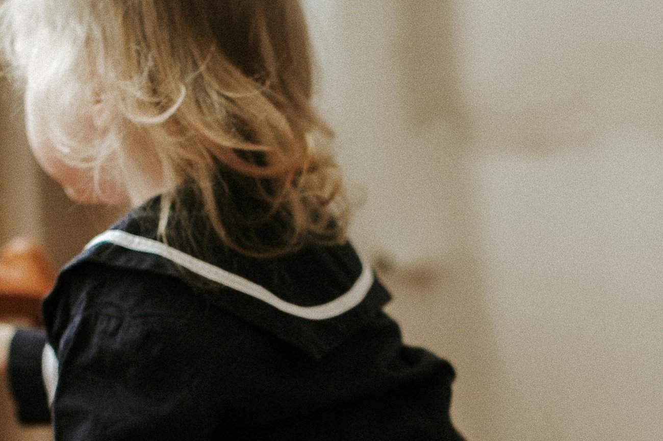 Nie jest naszą misją rodzicielską trzymanie dziecka w złotej klatce zbudowanej z naszej troski i fantazji.