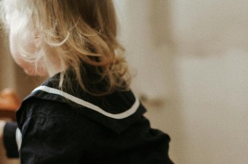 Nie jest naszą misją rodzicielską trzymanie dziecka w złotej klatce zbudowanej z naszej troski i fantazji.