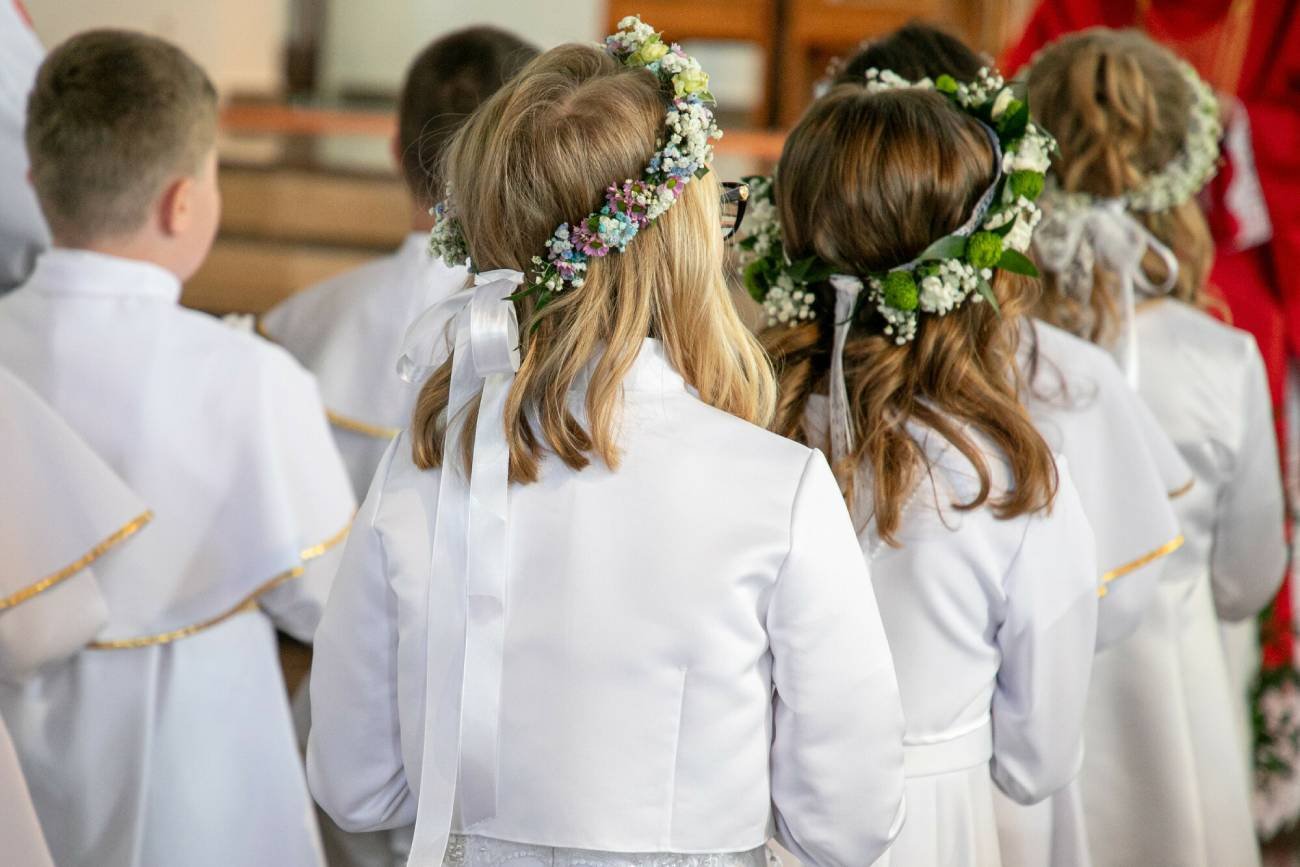 Dzieci przystępują do komunii.