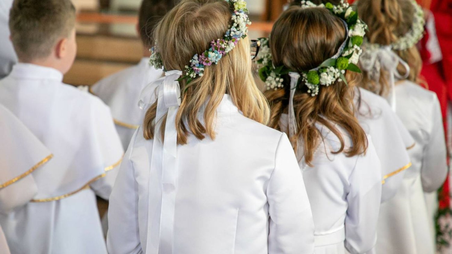Dzieci przystępują do komunii.
