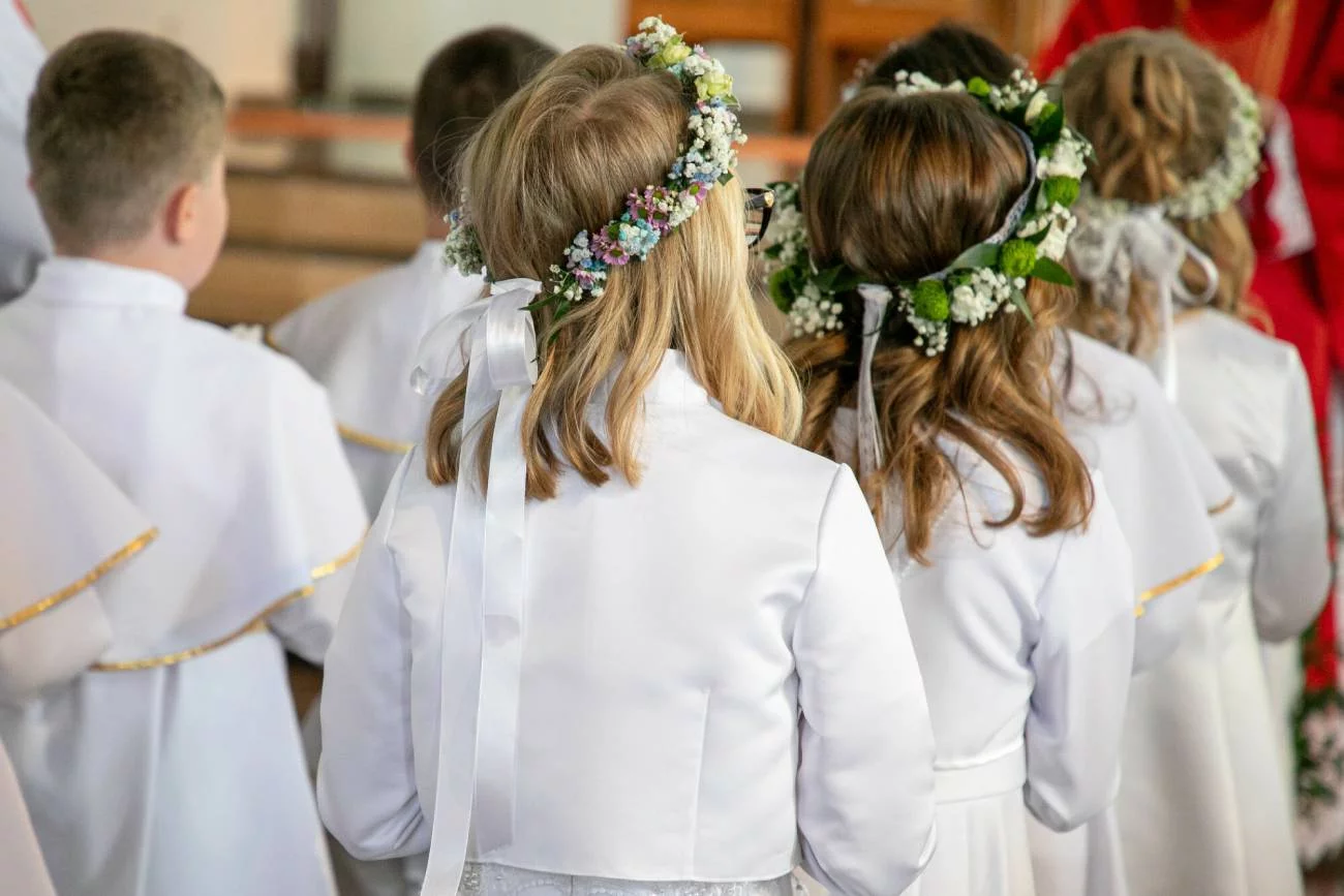 Dzieci przystępują do komunii.