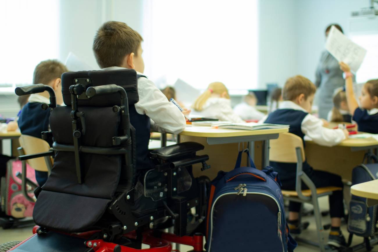 Uczeń z niepełnosprawnością ruchową na wózku podczas lekcji. Uczeń z niepełnosprawnością ruchową na wózku podczas lekcji.