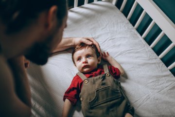 Niespokojny, krótki sen dziecka może być spowodowany niedoborem witaminy D