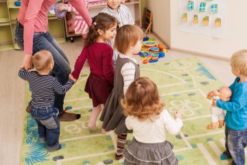 Dzieci bawią się podczas świętowania w przedszkolu.