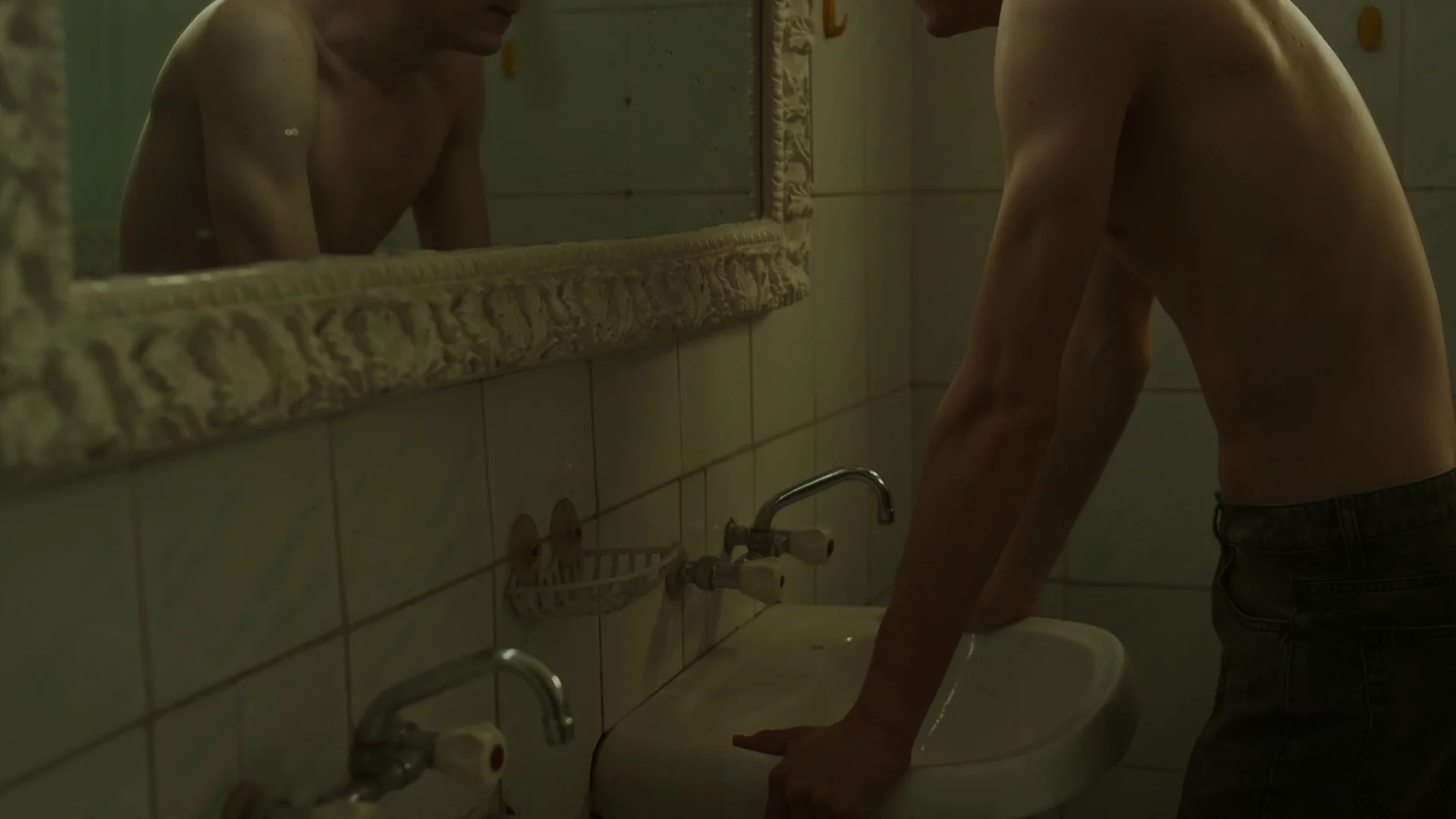 mężczyzna w łazience