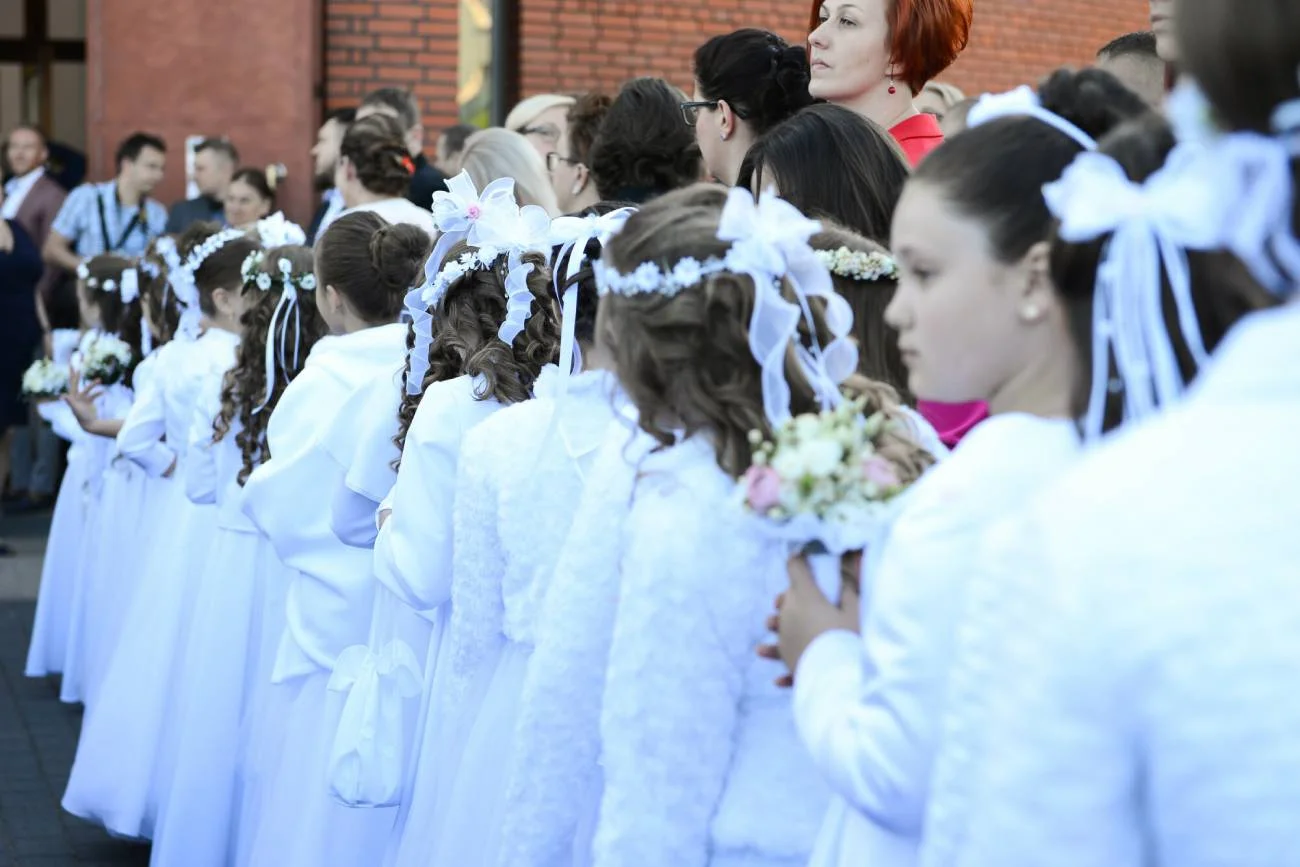Dziewczynki przystępujące do komunii zawsze zwracają uwagę na to, jak wyglądają w sukience komunijnej.