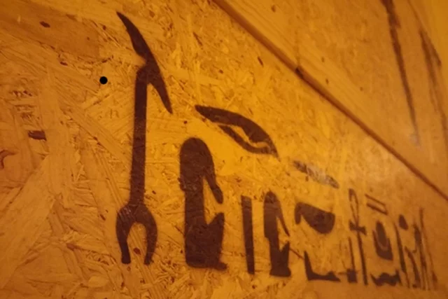 Pokój zagadek Piramida jest pełen hieroglifów