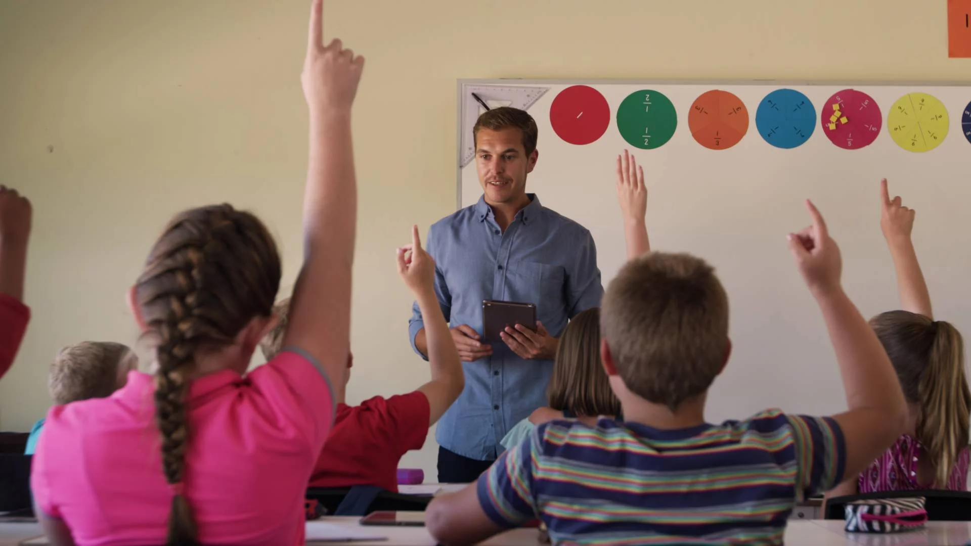 nauczyciel prowadzi lekcję z uczniami w klasie nauczyciel prowadzi lekcję z uczniami w klasie