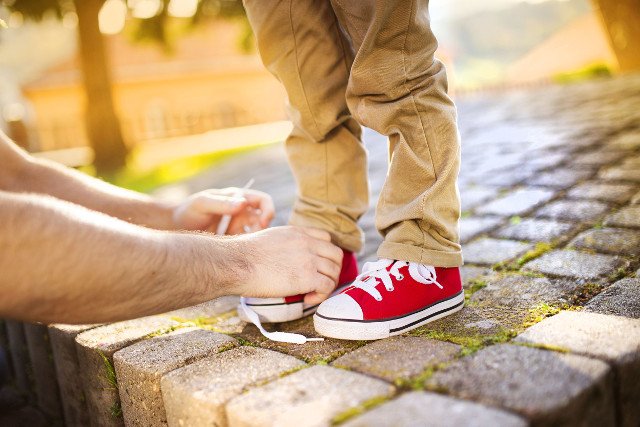 Wyręczanie dziecka w codziennych czynnościach — bo on nie zrobi tego tak dobrze jak ja, uczenie go, że decyzje jakie podejmuje są złe, i inne podobne zachowania, powoduje, że wykształcamy u niego syndrom bezradności.