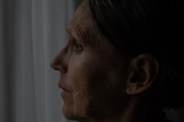 Jak rozmawiać z matką, która obarcza nas niedojrzałością emocjonalną?